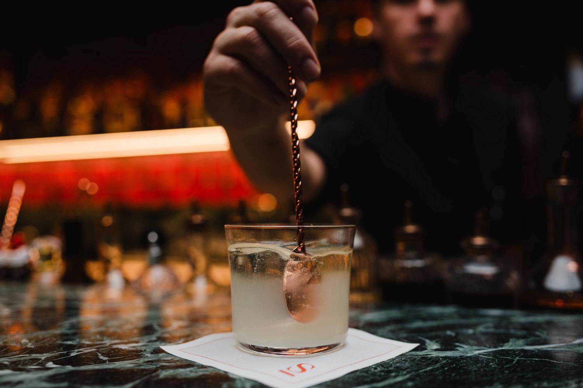Отель Sly Берлин Экстерьер фото A bartender adding a garnish to a cocktail