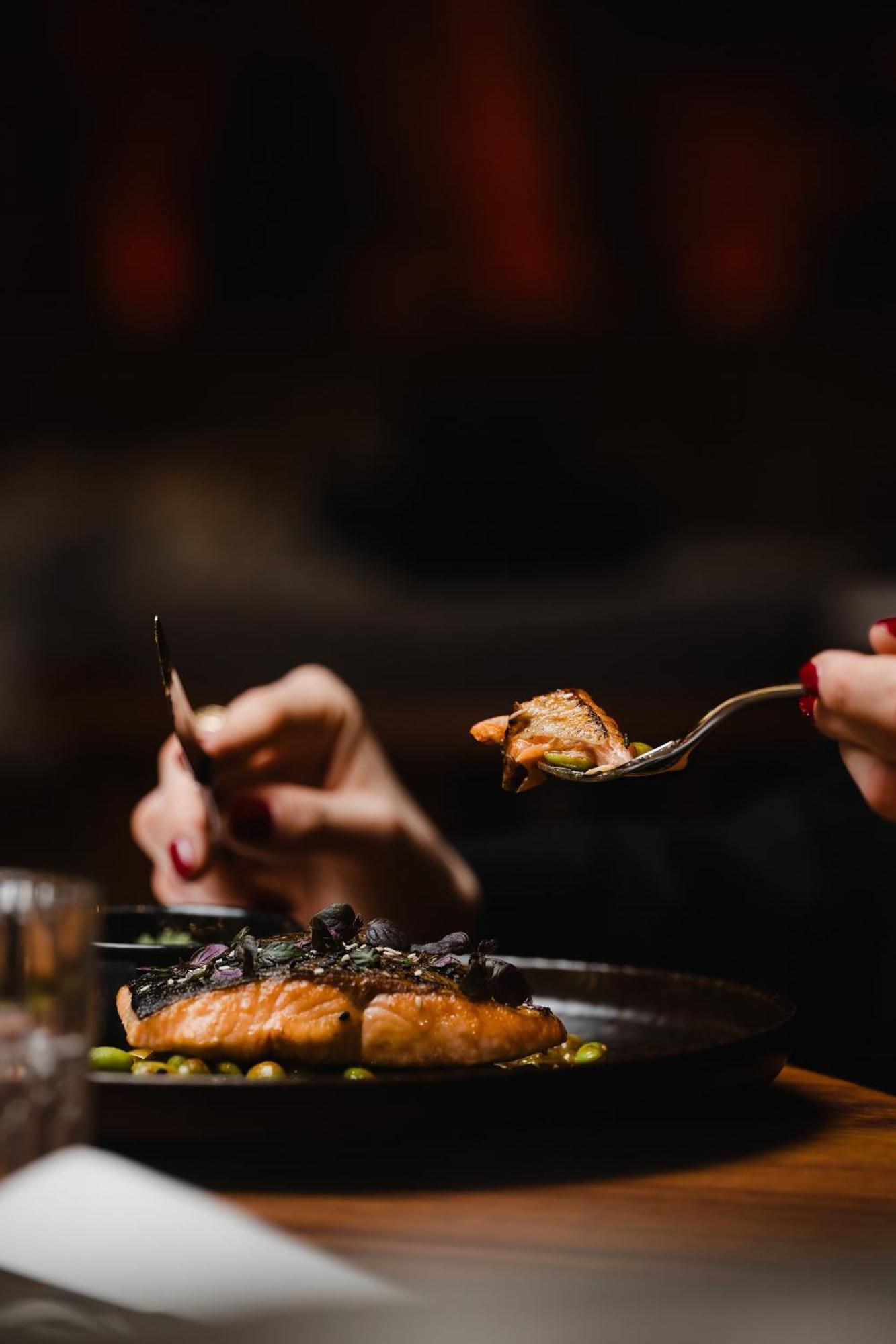 Отель Sly Берлин Экстерьер фото A woman eating with a knife and fork