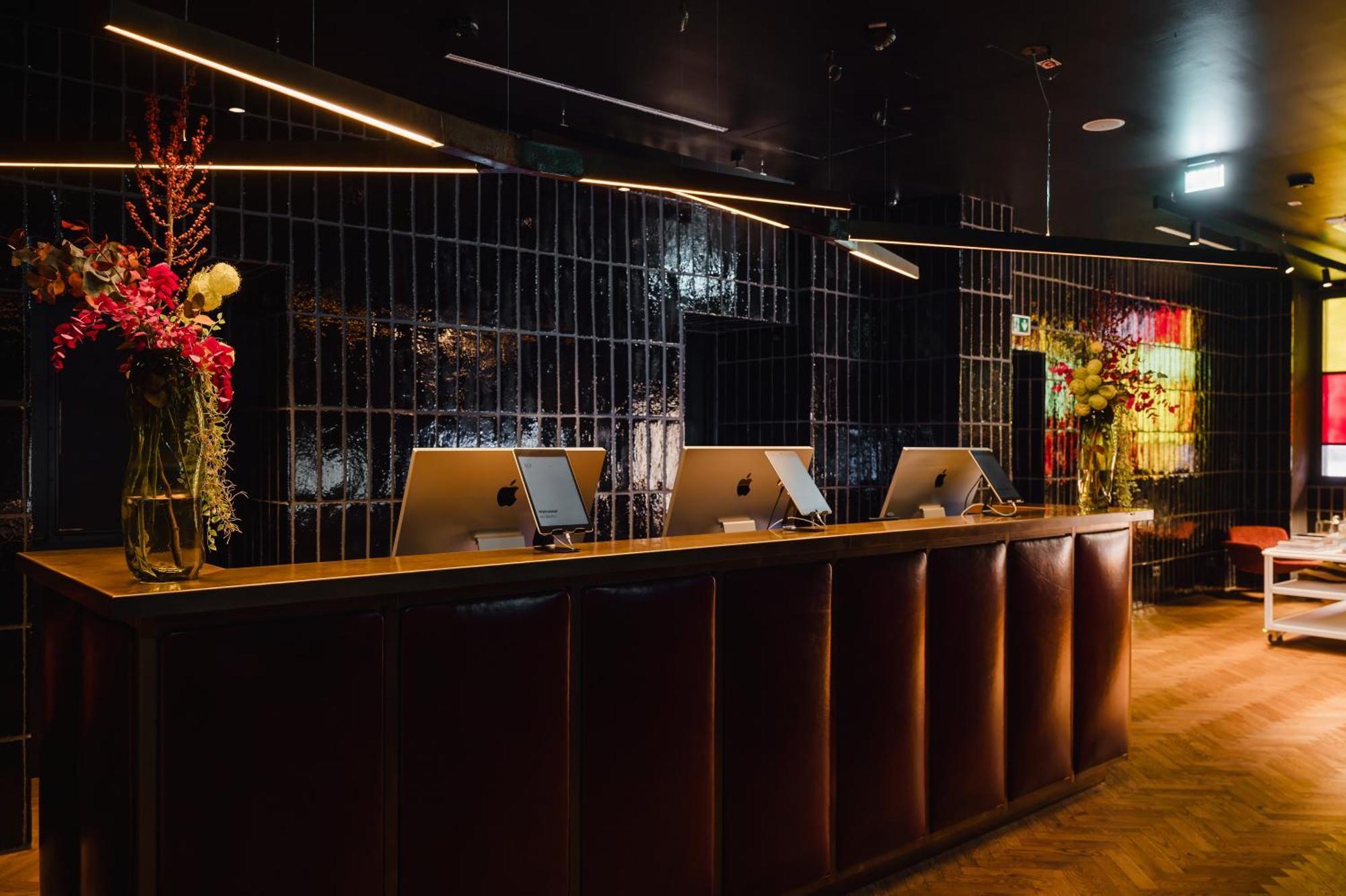Отель Sly Берлин Экстерьер фото The reception desk at the 2018-19 season