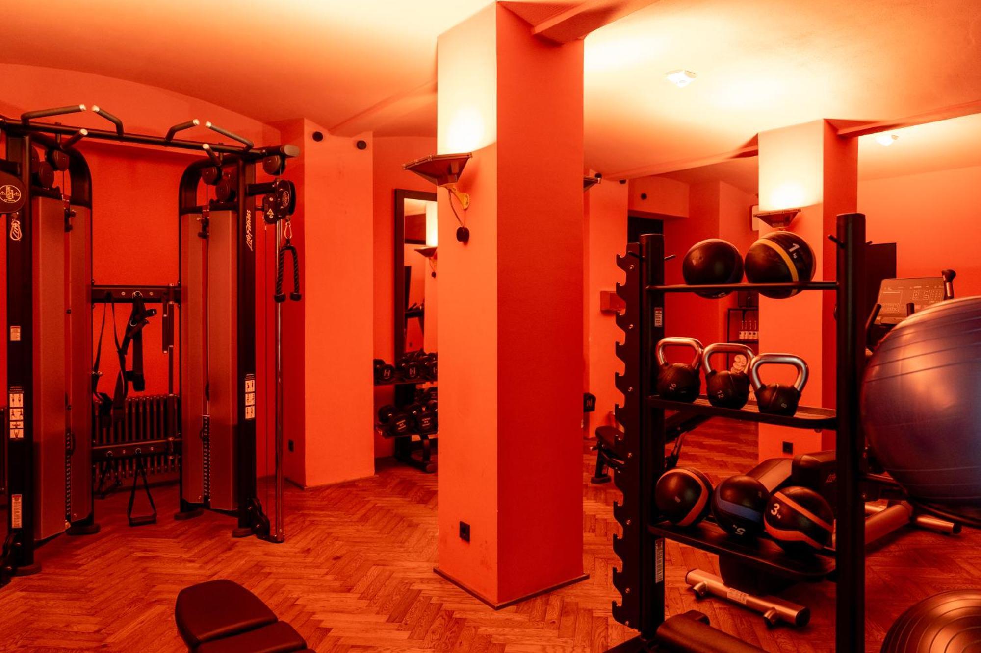 Отель Sly Берлин Экстерьер фото A typical Virgin Active gym