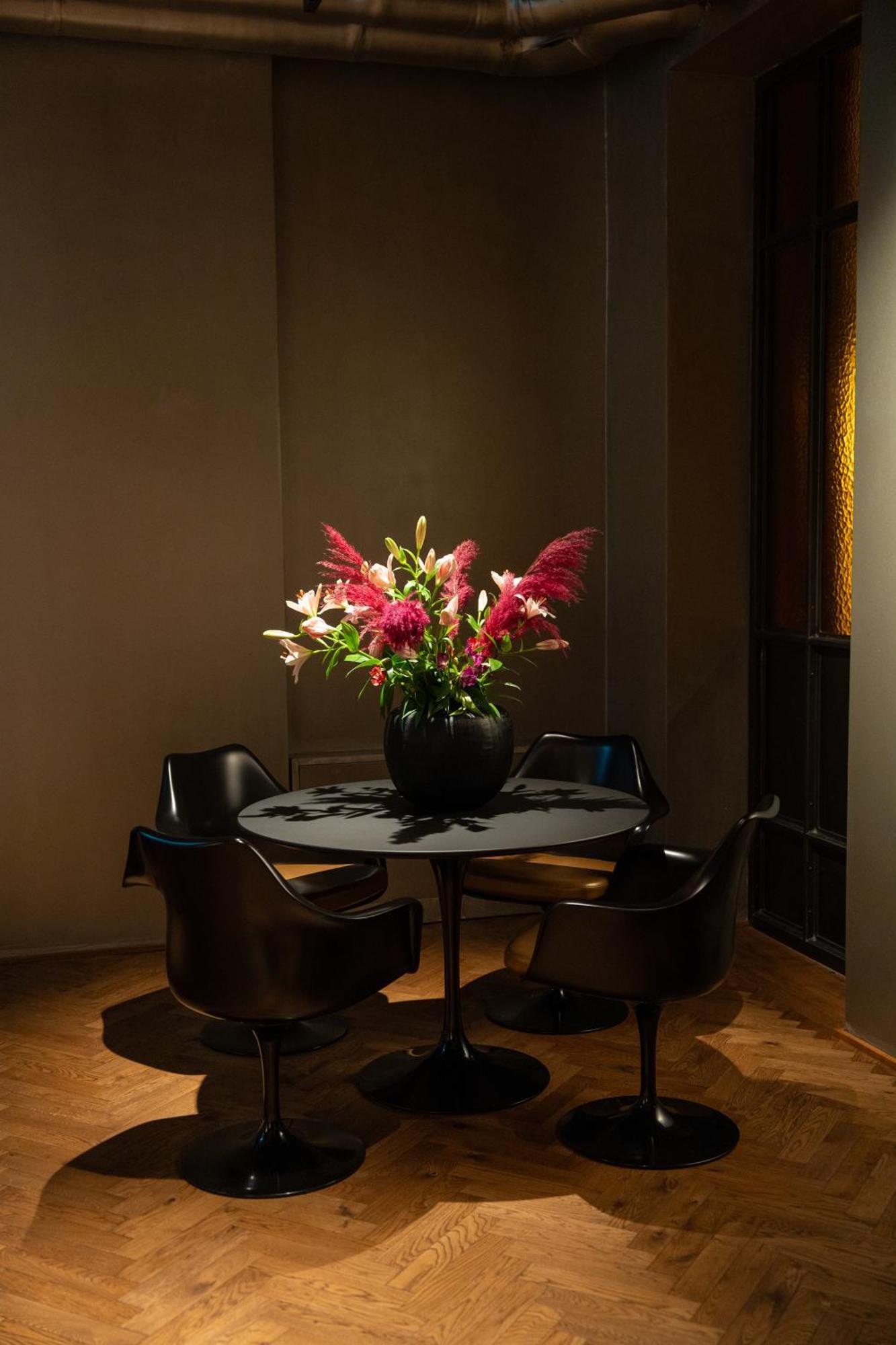 Отель Sly Берлин Экстерьер фото A table with a flower arrangement