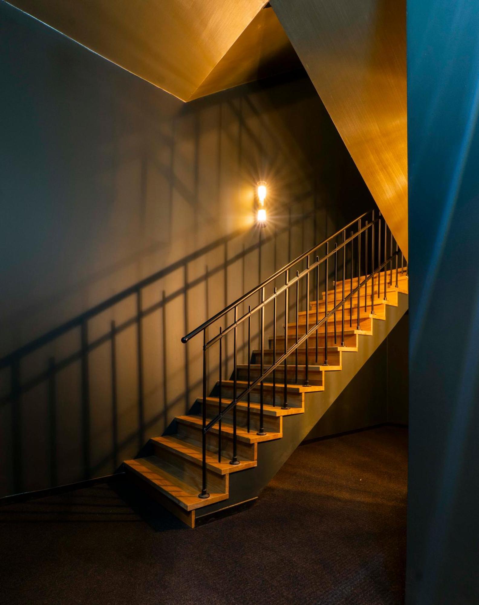 Отель Sly Берлин Экстерьер фото Stairs in the building