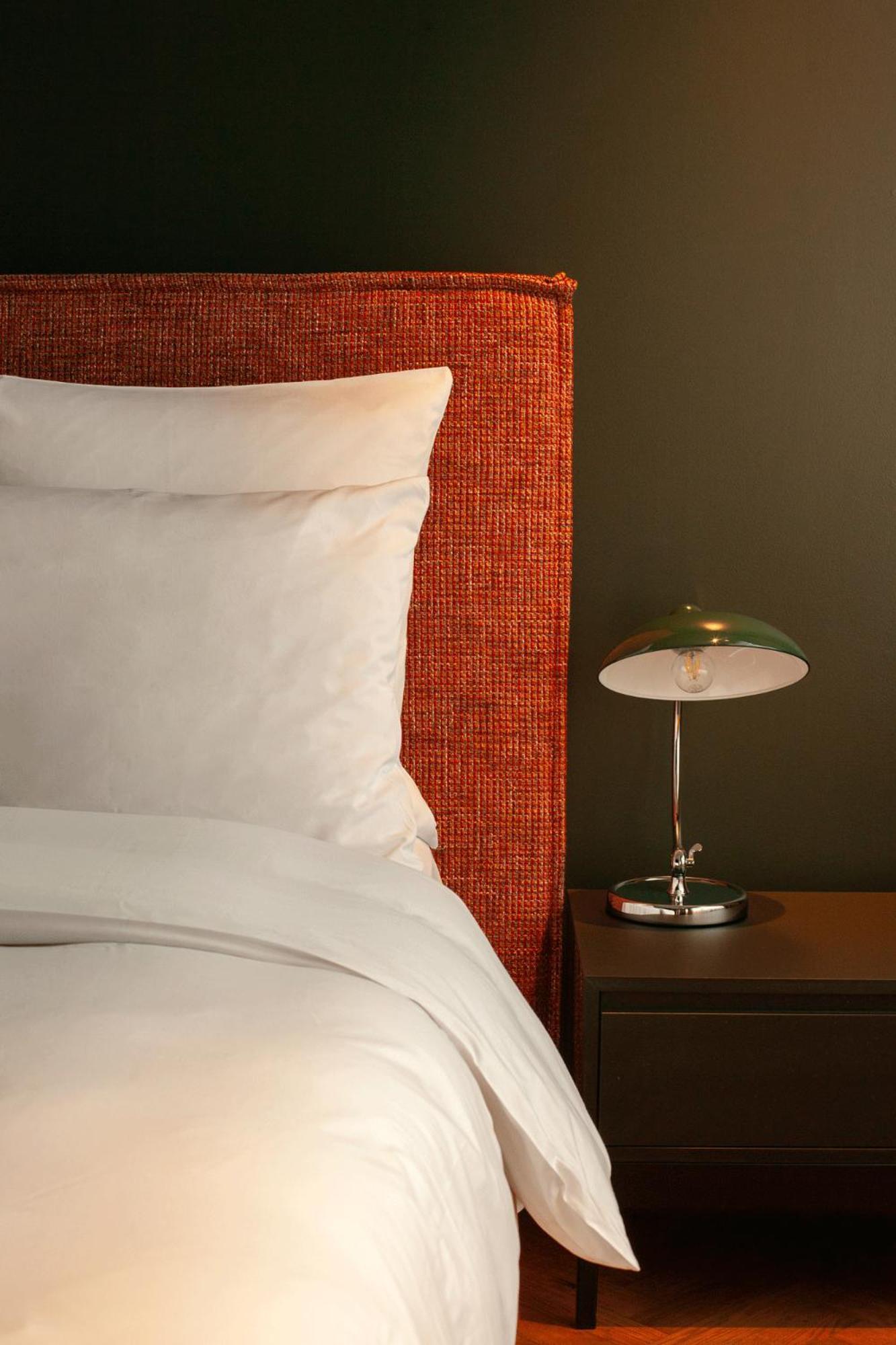 Отель Sly Берлин Экстерьер фото A table lamp