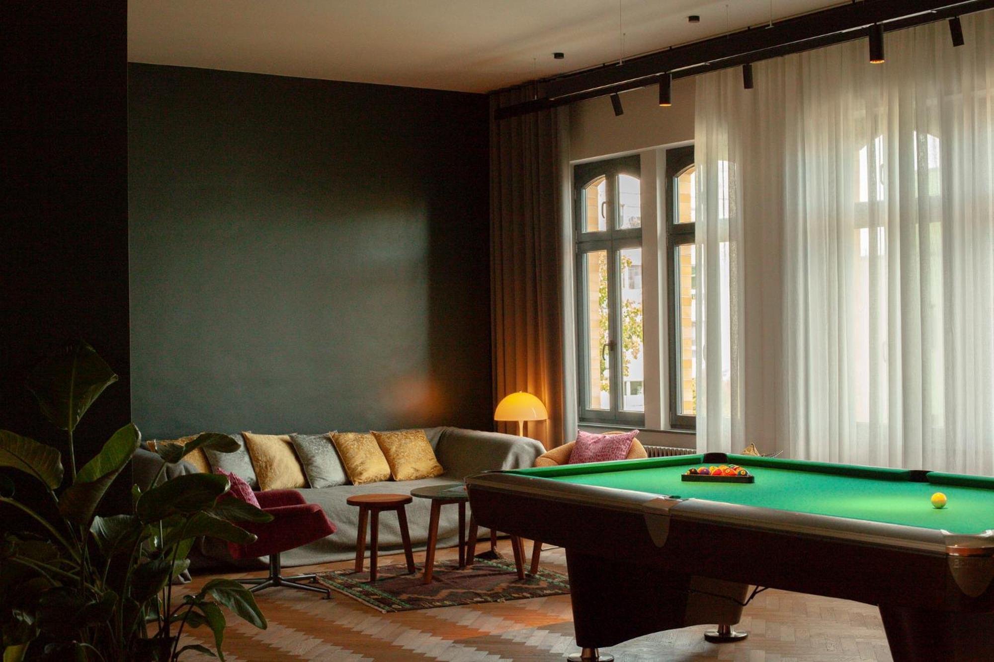 Отель Sly Берлин Экстерьер фото The Billiard Room